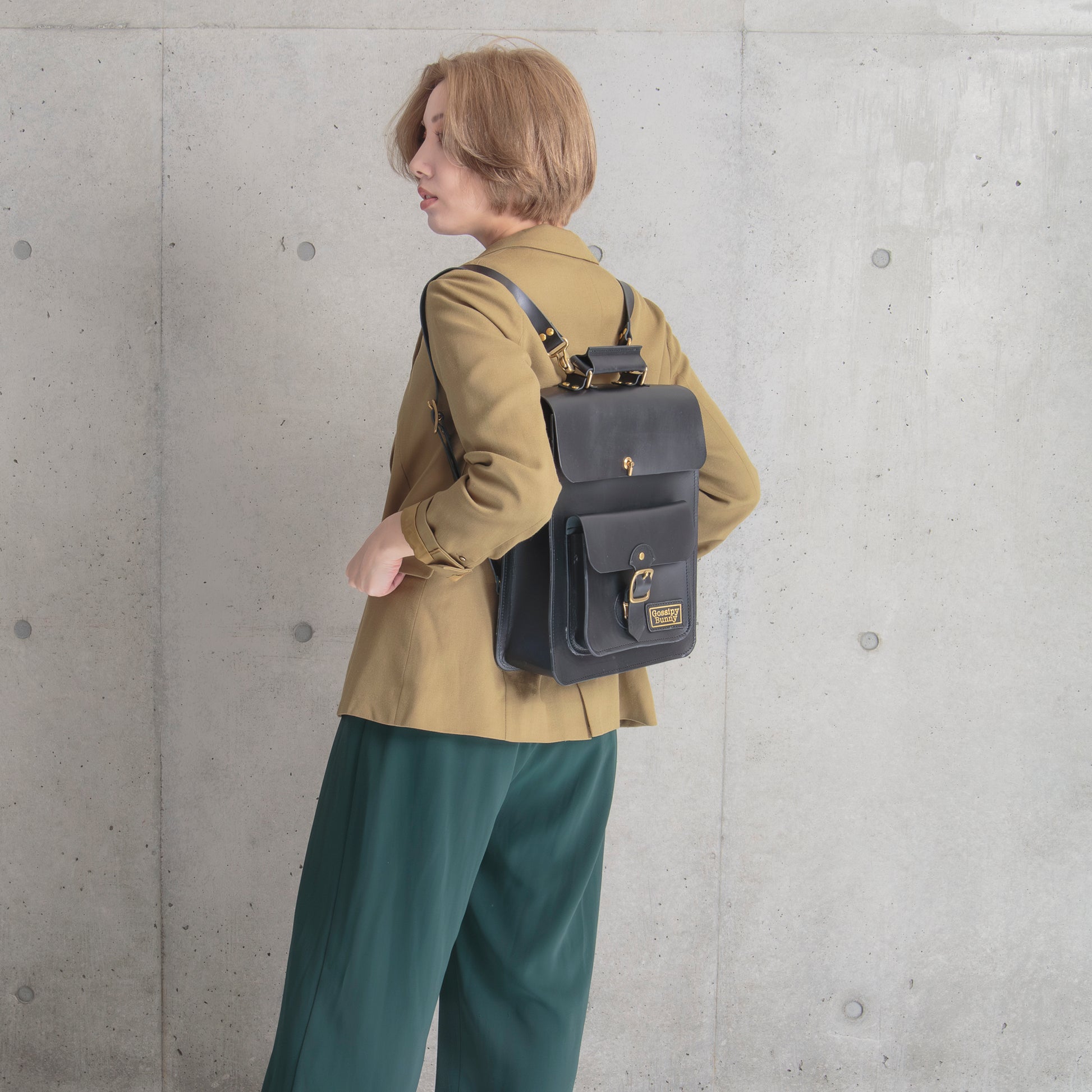 Roavan（ローバン） Gossipy Bunny（ゴシッピーバニー） Vertone（ヴェルトーン） 縦型サッチェルバッグ。縦のラインが美しい個性派デザイン。上質な牛革と真鍮パーツを使用し、使うほどに艶を増すエイジングが楽しめる日本製レザーバッグ。