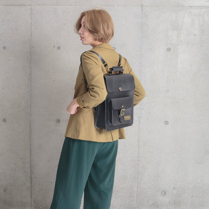 Roavan（ローバン） Gossipy Bunny（ゴシッピーバニー） Vertone（ヴェルトーン） 縦型サッチェルバッグ。縦のラインが美しい個性派デザイン。上質な牛革と真鍮パーツを使用し、使うほどに艶を増すエイジングが楽しめる日本製レザーバッグ。