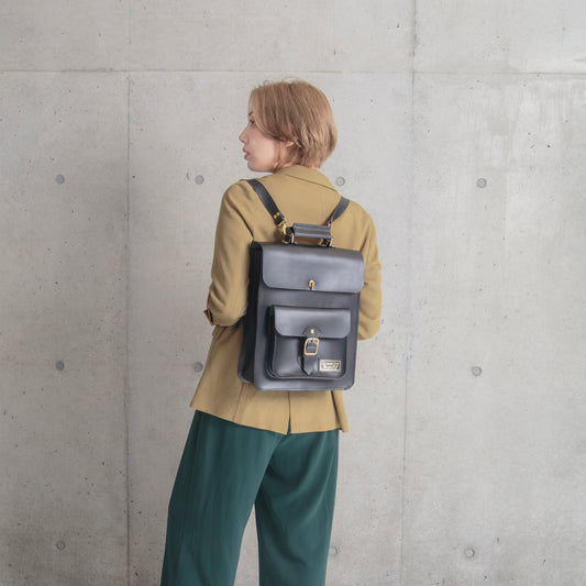 Roavan（ローバン） Gossipy Bunny（ゴシッピーバニー） Vertone（ヴェルトーン） 縦型サッチェルバッグ。縦のラインが美しい個性派デザイン。上質な牛革と真鍮パーツを使用し、使うほどに艶を増すエイジングが楽しめる日本製レザーバッグ。