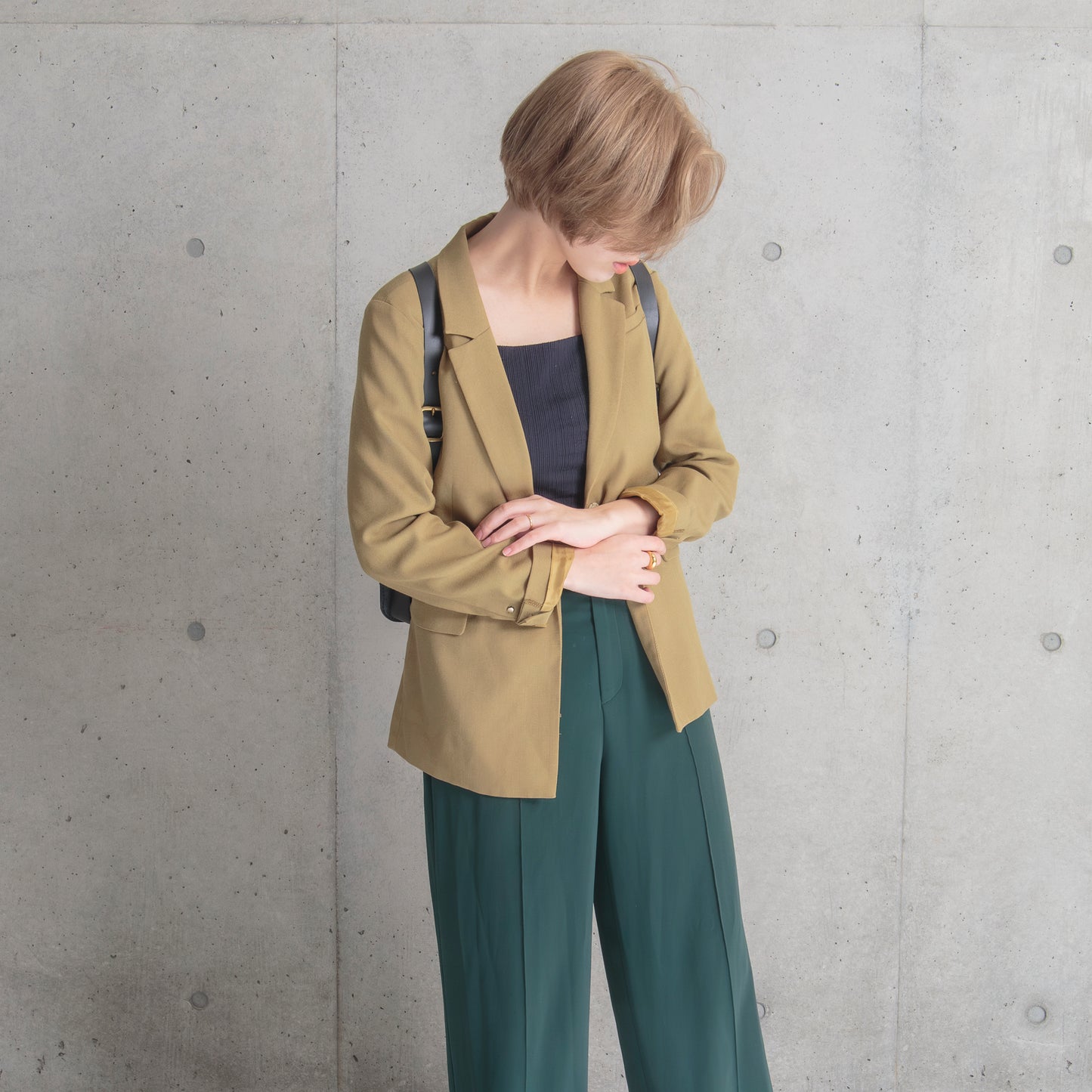 Roavan（ローバン） Gossipy Bunny（ゴシッピーバニー） Vertone（ヴェルトーン） 縦型サッチェルバッグ。縦のラインが美しい個性派デザイン。上質な牛革と真鍮パーツを使用し、使うほどに艶を増すエイジングが楽しめる日本製レザーバッグ。