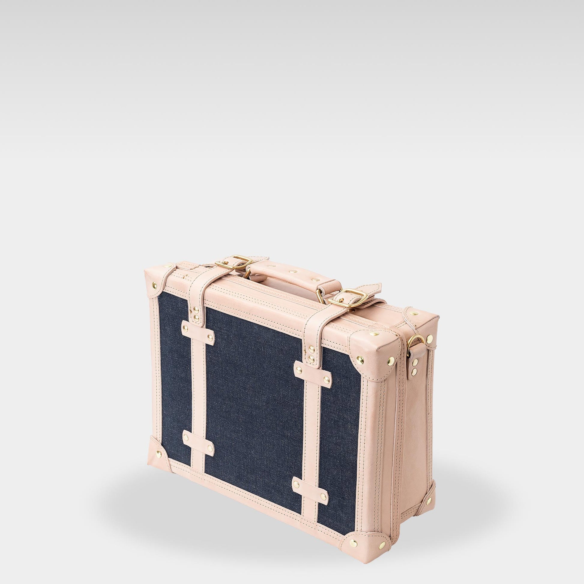 Roavan（ローバン） RASWING（ラスウィング） Odyrium（オディリウム） トランクケース。栃木レザーと倉敷デニムを使用したフラグシップモデル。革・デニム・真鍮が響き合い、使い込むほどに美しいエイジングを楽しめる完全受注生産の本革トランクケース。