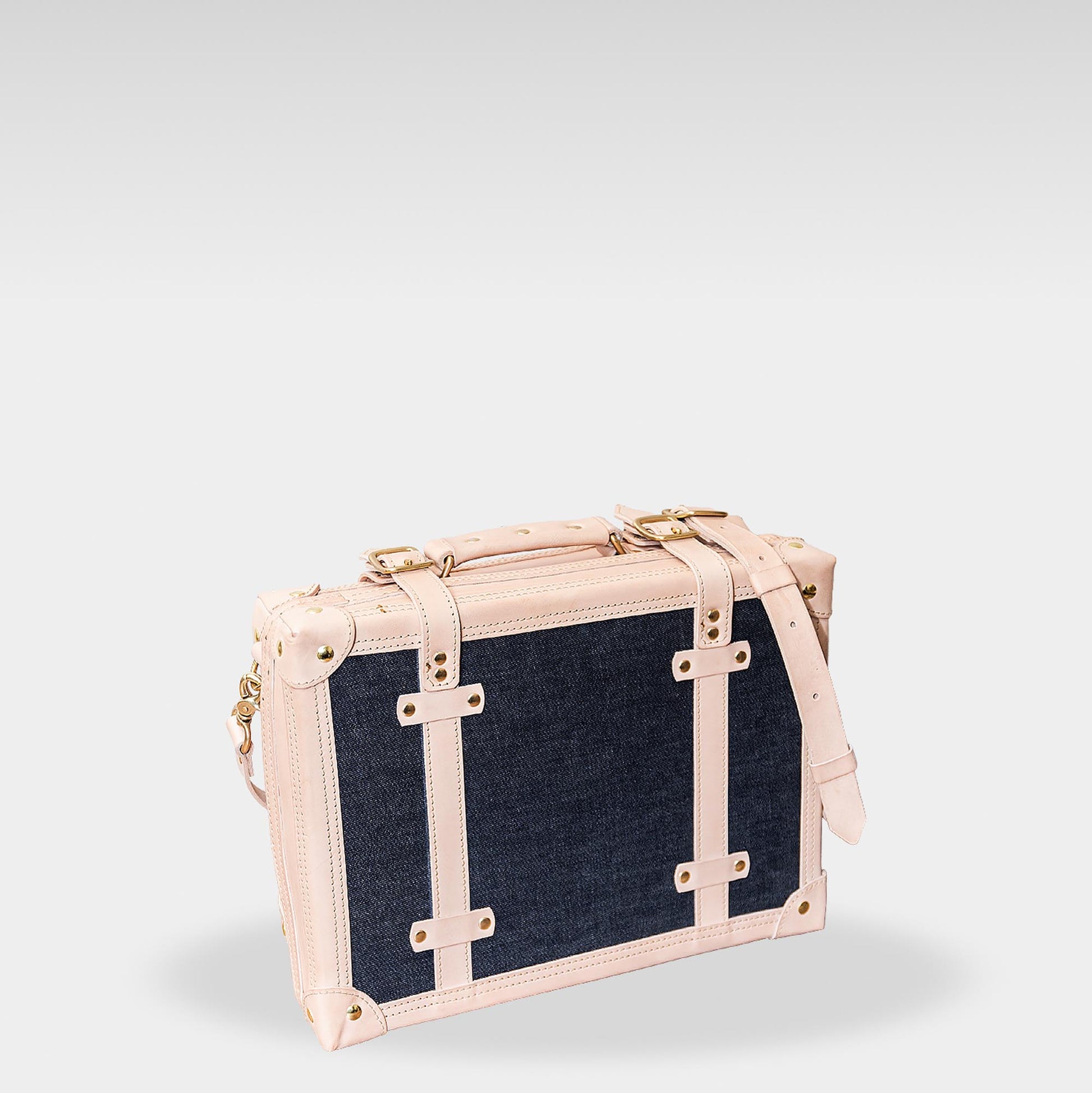 Roavan（ローバン） RASWING（ラスウィング） Odyrium（オディリウム） トランクケース。栃木レザーと倉敷デニムを使用したフラグシップモデル。革・デニム・真鍮が響き合い、使い込むほどに美しいエイジングを楽しめる完全受注生産の本革トランクケース。