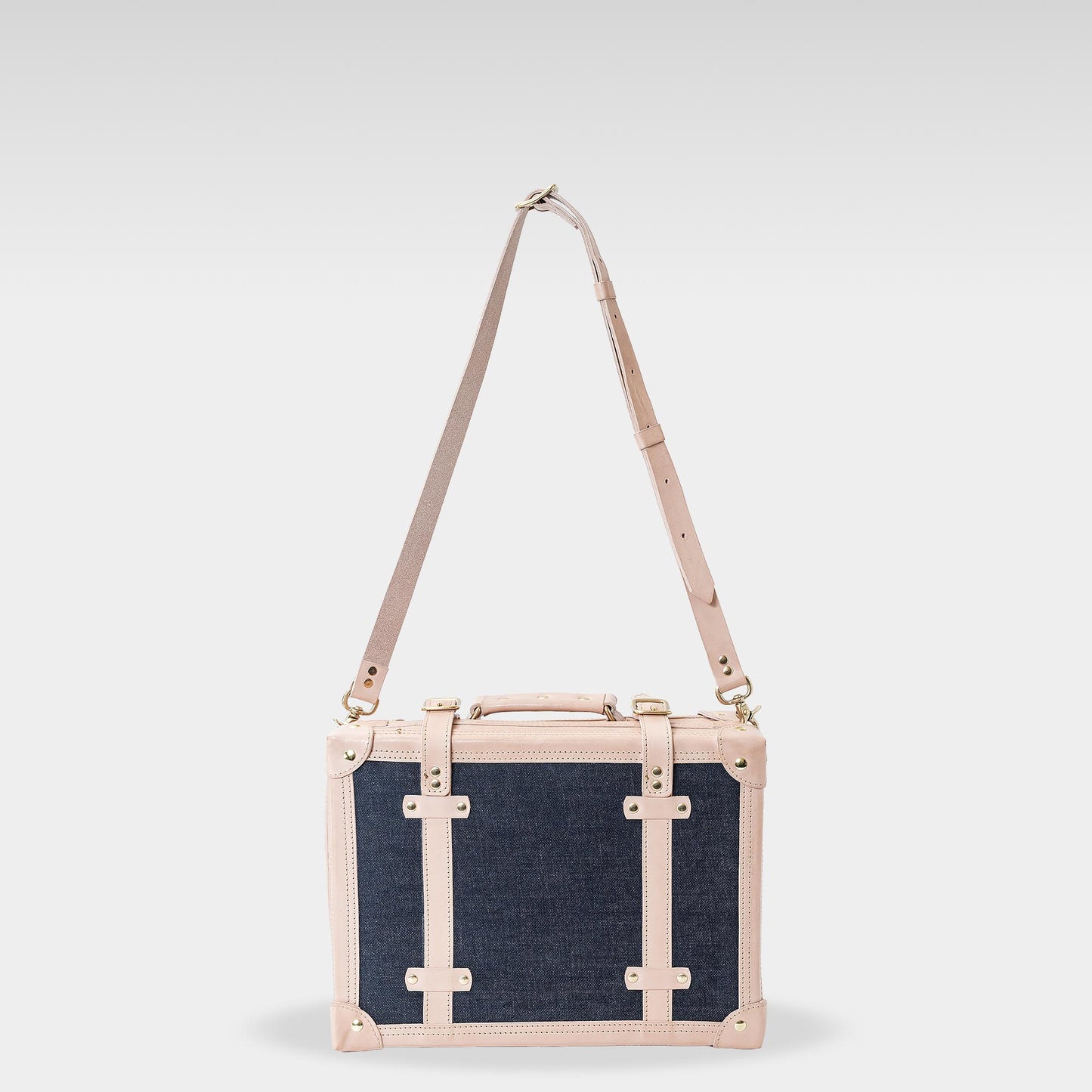 Roavan（ローバン） RASWING（ラスウィング） Odyrium（オディリウム） トランクケース。栃木レザーと倉敷デニムを使用したフラグシップモデル。革・デニム・真鍮が響き合い、使い込むほどに美しいエイジングを楽しめる完全受注生産の本革トランクケース。