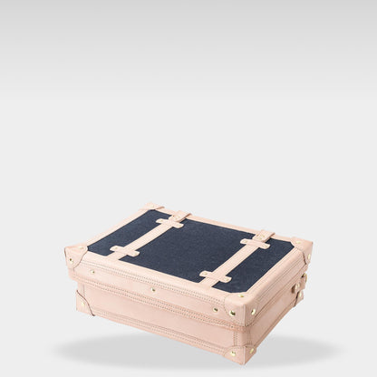 Roavan（ローバン） RASWING（ラスウィング） Odyrium（オディリウム） トランクケース。栃木レザーと倉敷デニムを使用したフラグシップモデル。革・デニム・真鍮が響き合い、使い込むほどに美しいエイジングを楽しめる完全受注生産の本革トランクケース。