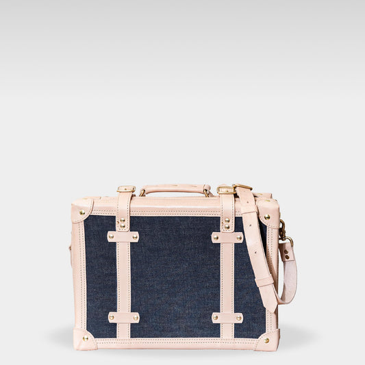 Roavan（ローバン） RASWING（ラスウィング） Odyrium（オディリウム） トランクケース。栃木レザーと倉敷デニムを使用したフラグシップモデル。革・デニム・真鍮が響き合い、使い込むほどに美しいエイジングを楽しめる完全受注生産の本革トランクケース。