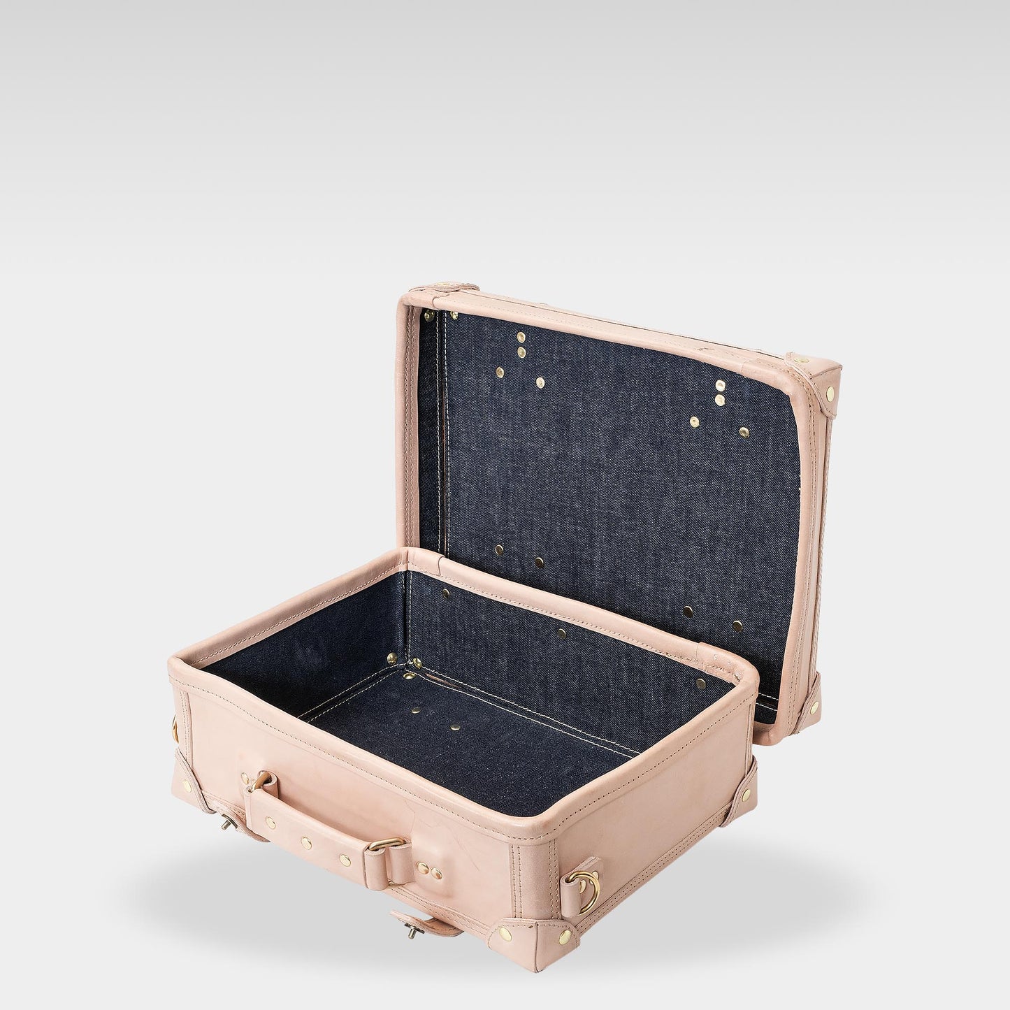 Roavan（ローバン） RASWING（ラスウィング） Odyrium（オディリウム） トランクケース。栃木レザーと倉敷デニムを使用したフラグシップモデル。革・デニム・真鍮が響き合い、使い込むほどに美しいエイジングを楽しめる完全受注生産の本革トランクケース。