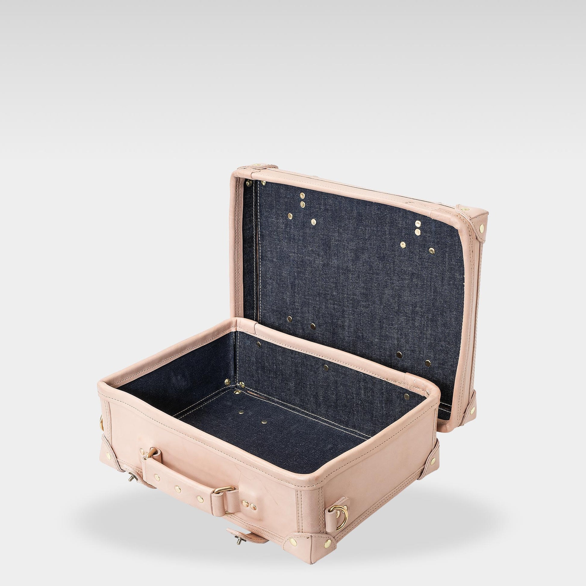 Roavan（ローバン） RASWING（ラスウィング） Odyrium（オディリウム） トランクケース。栃木レザーと倉敷デニムを使用したフラグシップモデル。革・デニム・真鍮が響き合い、使い込むほどに美しいエイジングを楽しめる完全受注生産の本革トランクケース。