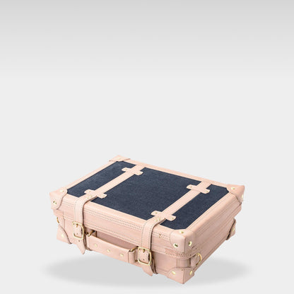 Roavan（ローバン） RASWING（ラスウィング） Odyrium（オディリウム） トランクケース。栃木レザーと倉敷デニムを使用したフラグシップモデル。革・デニム・真鍮が響き合い、使い込むほどに美しいエイジングを楽しめる完全受注生産の本革トランクケース。