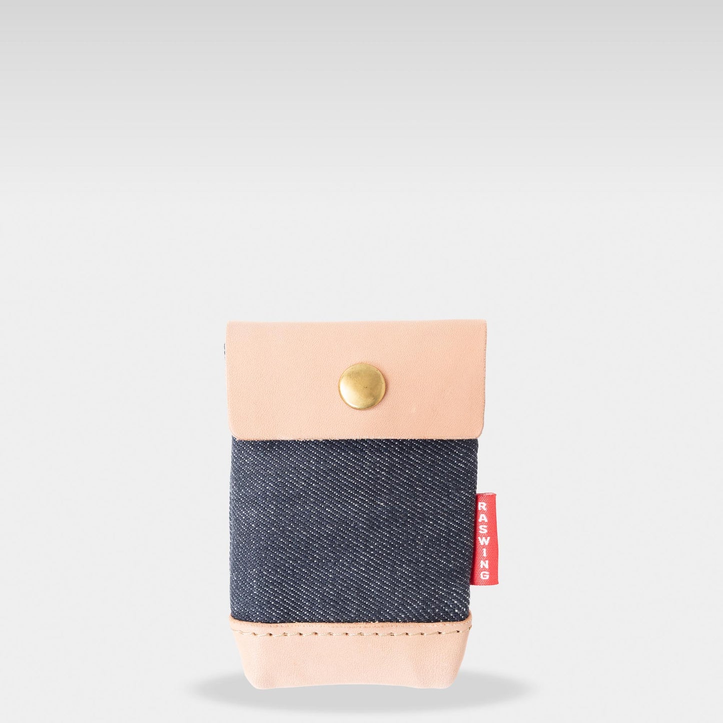 Roavan（ローバン） RASWING（ラスウィング） Ashport（アッシュポート） 携帯灰皿。栃木レザーの生成りヌメ革と倉敷デニムを使用した手のひらサイズの本革携帯灰皿。職人が一点ずつ仕立てた日本製レザーアイテムで、片手で開閉できる金色バネホック仕様。長く使うほど艶と風合いが深まる、育てる革の灰皿ケース。