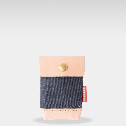 Roavan（ローバン） RASWING（ラスウィング） Ashport（アッシュポート） 携帯灰皿。栃木レザーの生成りヌメ革と倉敷デニムを使用した手のひらサイズの本革携帯灰皿。職人が一点ずつ仕立てた日本製レザーアイテムで、片手で開閉できる金色バネホック仕様。長く使うほど艶と風合いが深まる、育てる革の灰皿ケース。