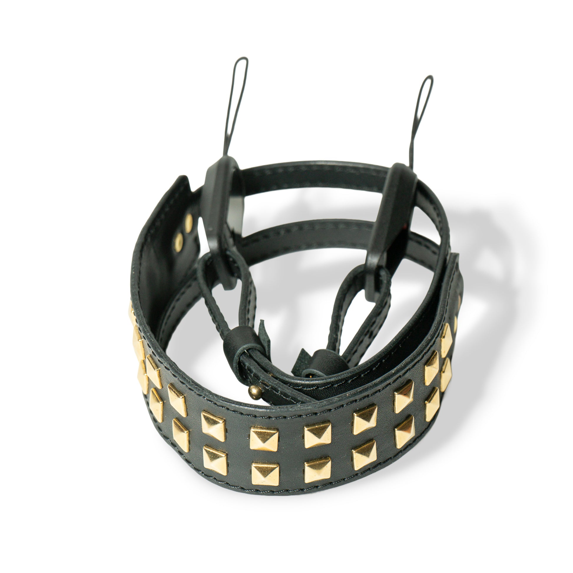 ROAVAN（ローバン） Gossipy Bunny（ゴシッピーバニー） Prick Dot（プリックドット） カメラストラップ。国産ブラックレザーを使用し、ゴールドカラーのピラミッド型スタッズを点在配置したデザイン。アンカーリンクスによるワンタッチ着脱と、首への負担を軽減する幅広ネック構造が特徴。