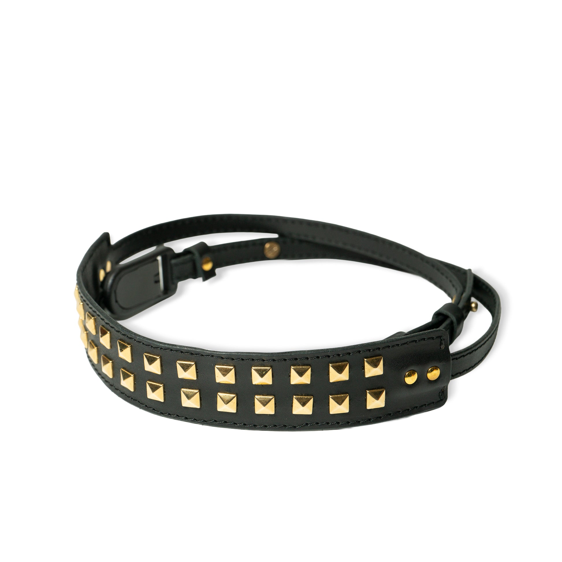 ROAVAN（ローバン） Gossipy Bunny（ゴシッピーバニー） Prick Dot（プリックドット） カメラストラップ。国産ブラックレザーを使用し、ゴールドカラーのピラミッド型スタッズを点在配置したデザイン。アンカーリンクスによるワンタッチ着脱と、首への負担を軽減する幅広ネック構造が特徴。