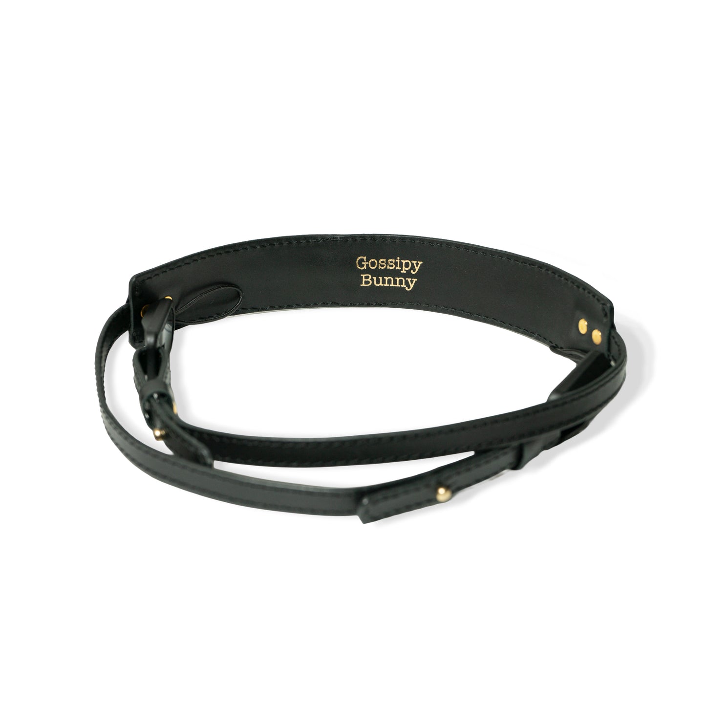 ROAVAN（ローバン） Gossipy Bunny（ゴシッピーバニー） Prick Dot（プリックドット） カメラストラップ。国産ブラックレザーを使用し、ゴールドカラーのピラミッド型スタッズを点在配置したデザイン。アンカーリンクスによるワンタッチ着脱と、首への負担を軽減する幅広ネック構造が特徴。