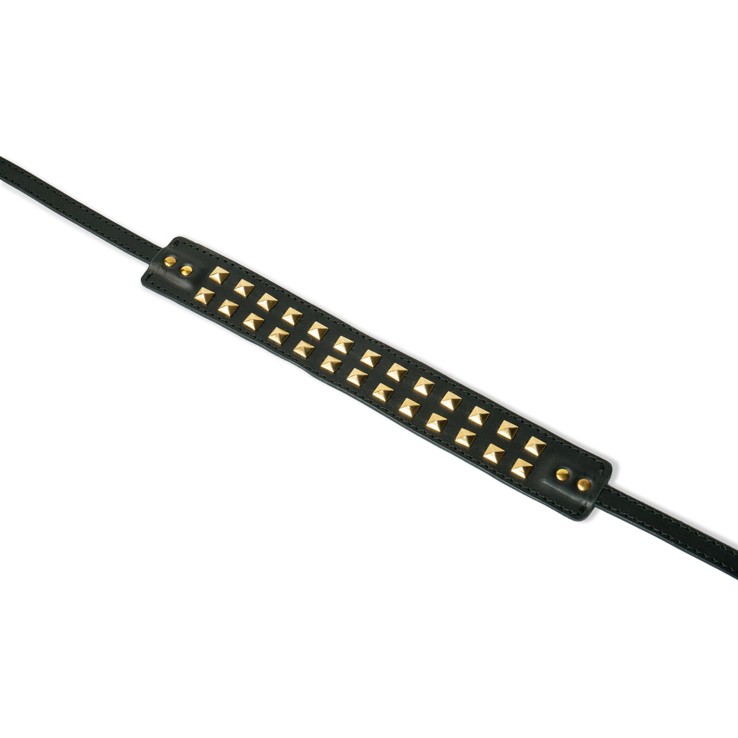 ROAVAN（ローバン） Gossipy Bunny（ゴシッピーバニー） Prick Dot（プリックドット） カメラストラップ。国産ブラックレザーを使用し、ゴールドカラーのピラミッド型スタッズを点在配置したデザイン。アンカーリンクスによるワンタッチ着脱と、首への負担を軽減する幅広ネック構造が特徴。