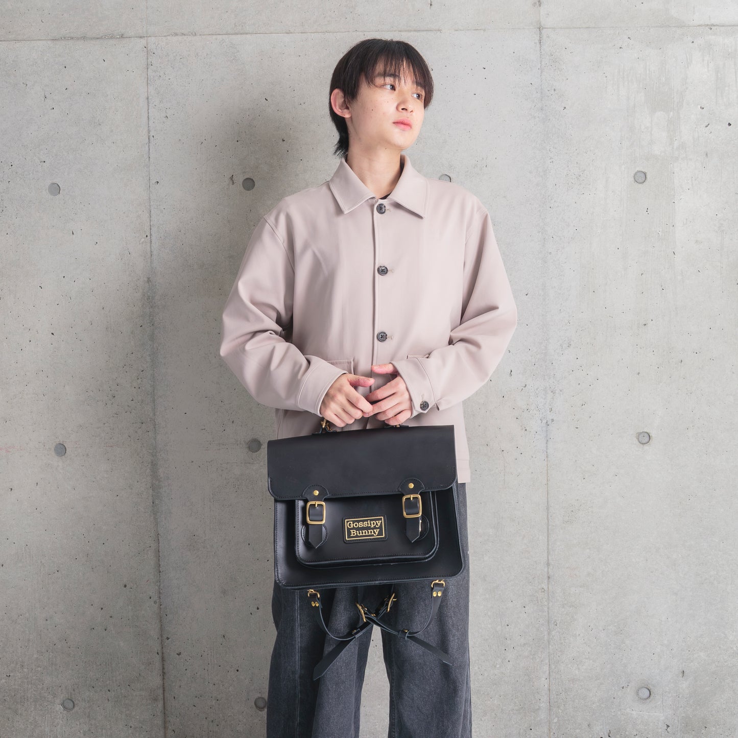 Roavan（ローバン） Gossipy Bunny（ゴシッピーバニー） HEX CODE（ヘックスコード） 本革レザーリュック。英国風クラシックとデジタル感性を融合したデザイン。A4収納対応、堅牢な日本製ブラックレザーと真鍮パーツを使用。使い込むほどに艶が増すエイジングが楽しめるレザーバッグ。