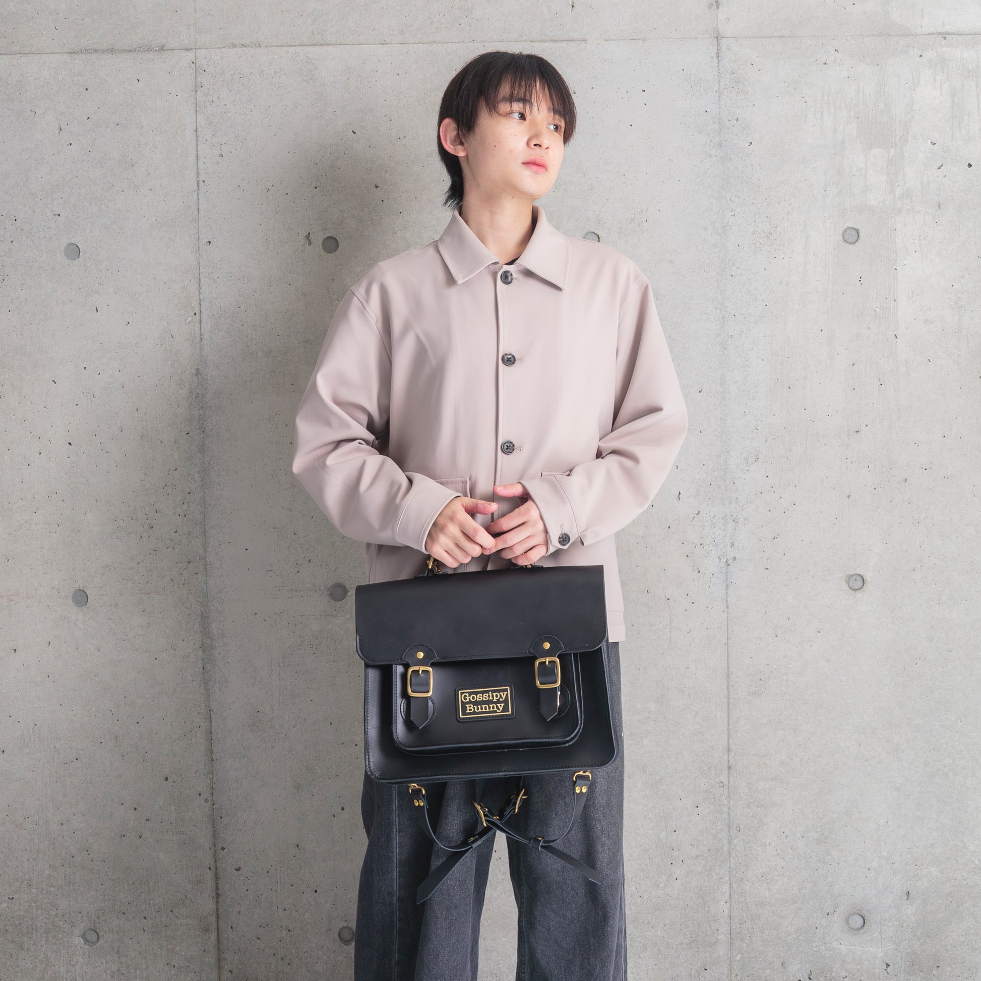 Roavan（ローバン） Gossipy Bunny（ゴシッピーバニー） HEX CODE（ヘックスコード） 本革レザーリュック。英国風クラシックとデジタル感性を融合したデザイン。A4収納対応、堅牢な日本製ブラックレザーと真鍮パーツを使用。使い込むほどに艶が増すエイジングが楽しめるレザーバッグ。