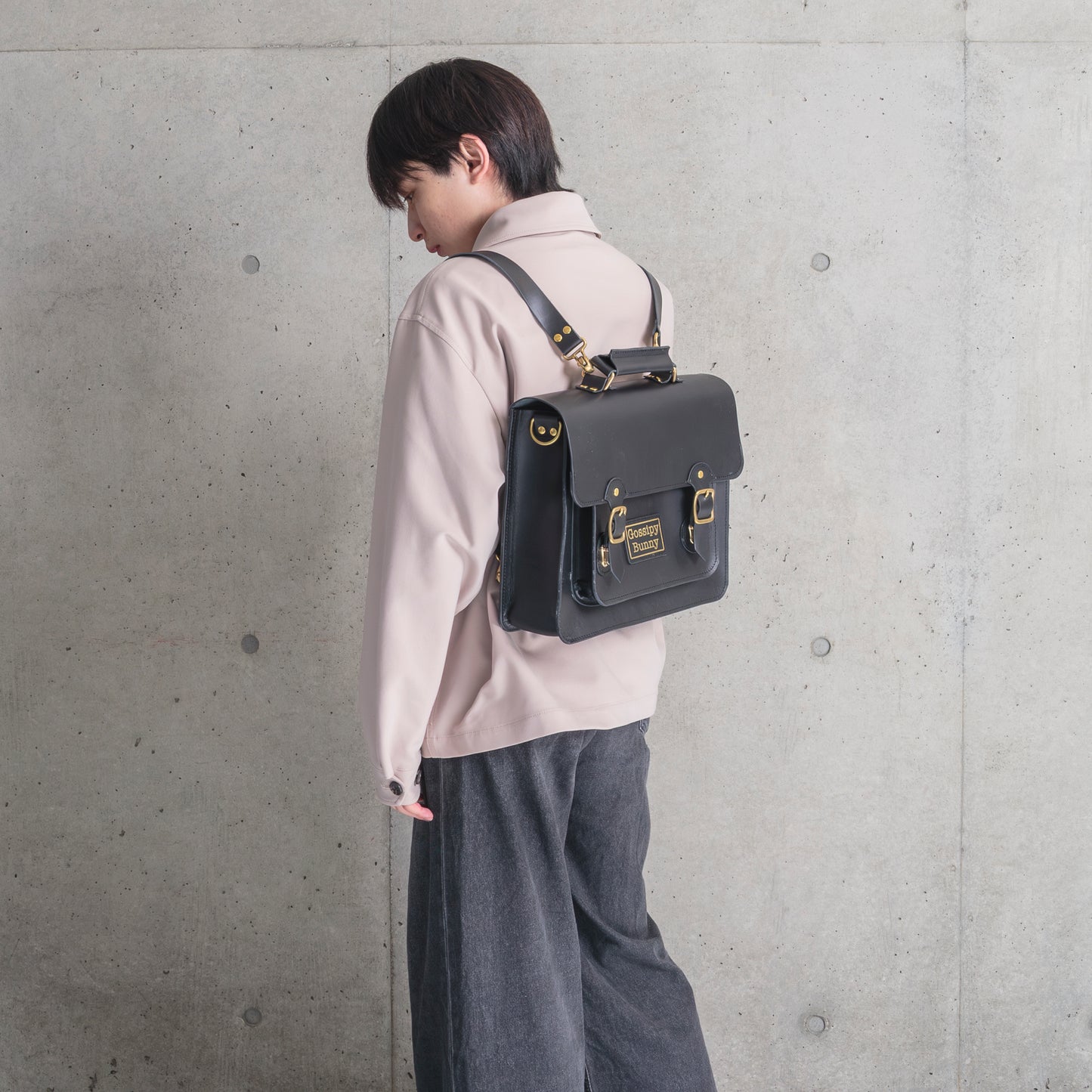 Roavan（ローバン） Gossipy Bunny（ゴシッピーバニー） HEX CODE（ヘックスコード） 本革レザーリュック。英国風クラシックとデジタル感性を融合したデザイン。A4収納対応、堅牢な日本製ブラックレザーと真鍮パーツを使用。使い込むほどに艶が増すエイジングが楽しめるレザーバッグ。