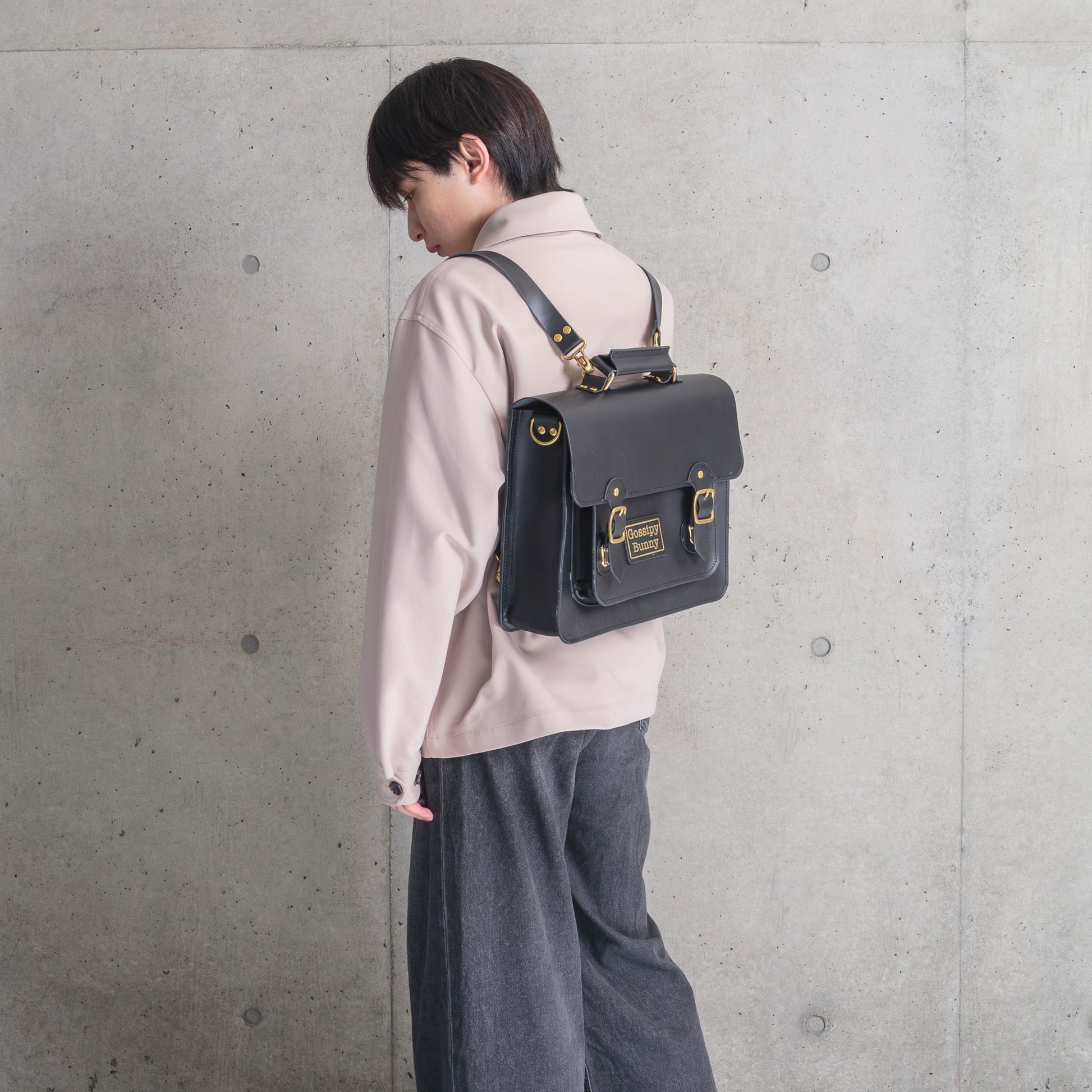 Roavan（ローバン） Gossipy Bunny（ゴシッピーバニー） HEX CODE（ヘックスコード） 本革レザーリュック。英国風クラシックとデジタル感性を融合したデザイン。A4収納対応、堅牢な日本製ブラックレザーと真鍮パーツを使用。使い込むほどに艶が増すエイジングが楽しめるレザーバッグ。