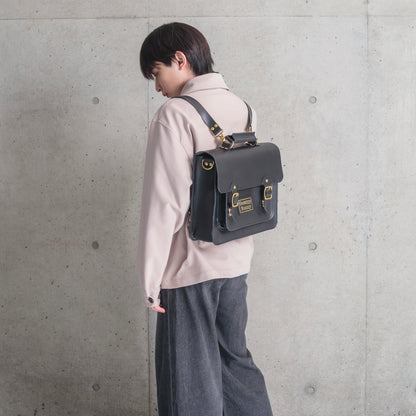 Roavan（ローバン） Gossipy Bunny（ゴシッピーバニー） HEX CODE（ヘックスコード） 本革レザーリュック。英国風クラシックとデジタル感性を融合したデザイン。A4収納対応、堅牢な日本製ブラックレザーと真鍮パーツを使用。使い込むほどに艶が増すエイジングが楽しめるレザーバッグ。