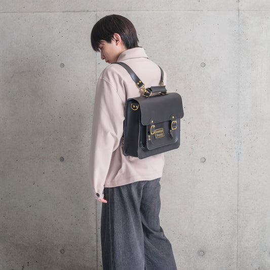 Roavan（ローバン） Gossipy Bunny（ゴシッピーバニー） HEX CODE（ヘックスコード） 本革レザーリュック。英国風クラシックとデジタル感性を融合したデザイン。A4収納対応、堅牢な日本製ブラックレザーと真鍮パーツを使用。使い込むほどに艶が増すエイジングが楽しめるレザーバッグ。