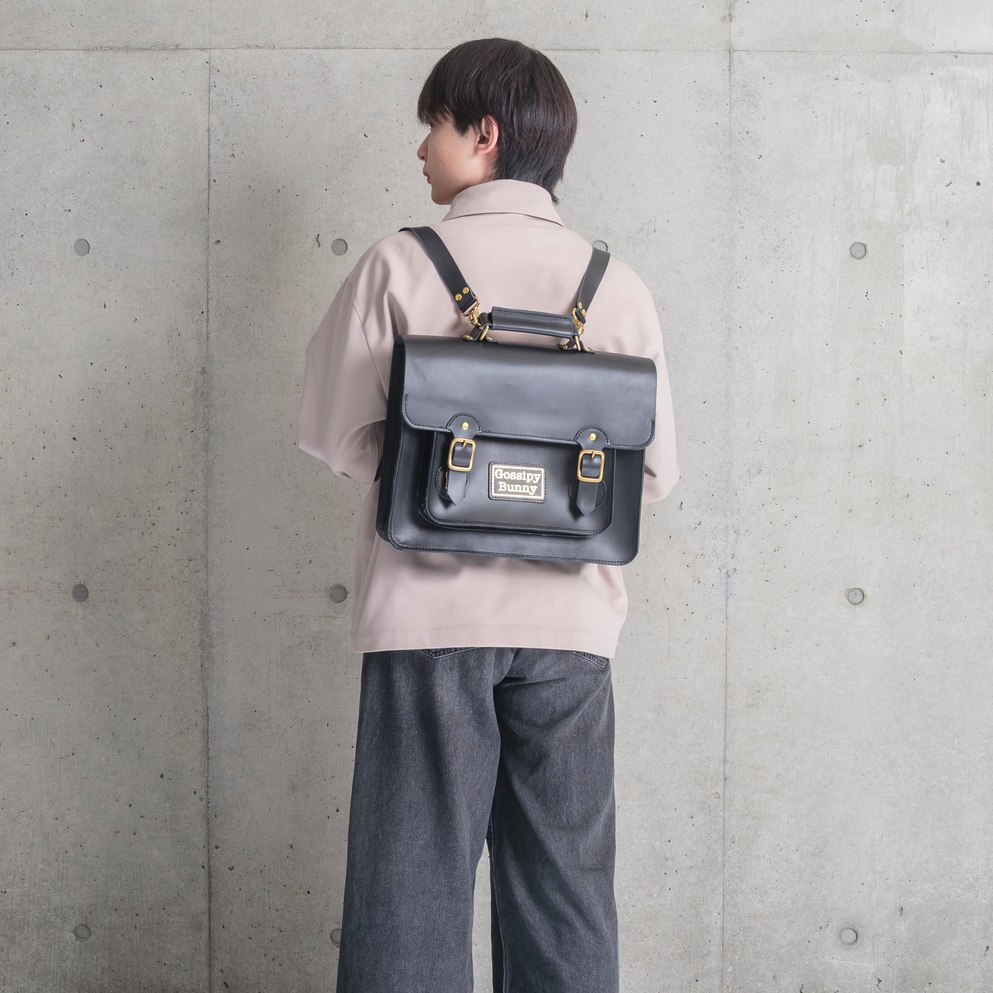 Roavan（ローバン） Gossipy Bunny（ゴシッピーバニー） HEX CODE（ヘックスコード） 本革レザーリュック。英国風クラシックとデジタル感性を融合したデザイン。A4収納対応、堅牢な日本製ブラックレザーと真鍮パーツを使用。使い込むほどに艶が増すエイジングが楽しめるレザーバッグ。