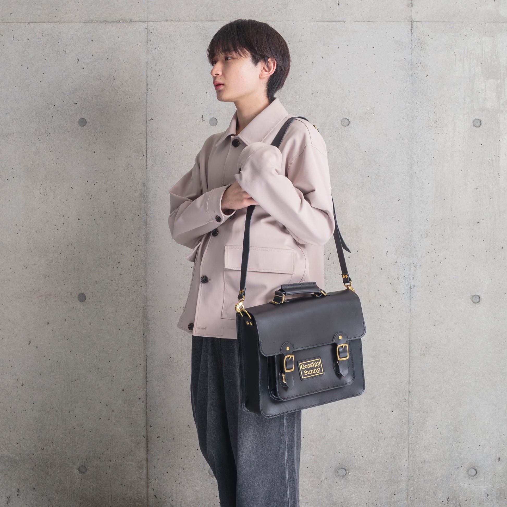 Roavan（ローバン） Gossipy Bunny（ゴシッピーバニー） HEX CODE（ヘックスコード） 本革サッチェルバッグ。クラシックな英国風デザインに、デジタル時代を象徴するモダンな感性を融合。ブラックレザーと真鍮パーツが輝く、通勤・通学・日常使いに適した日本製レザーバッグ。