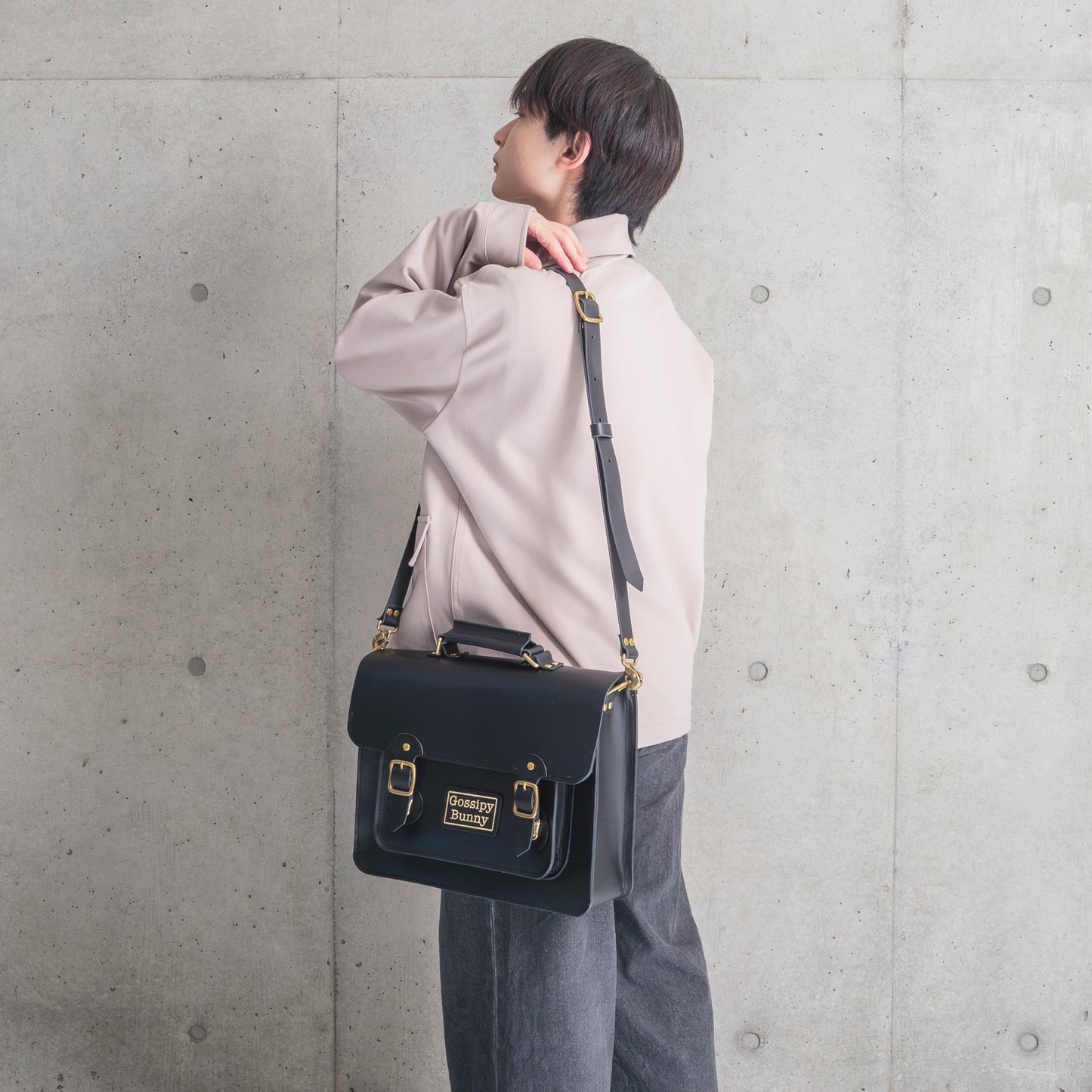 Roavan（ローバン） Gossipy Bunny（ゴシッピーバニー） HEX CODE（ヘックスコード） 本革サッチェルバッグ。クラシックな英国風デザインに、デジタル時代を象徴するモダンな感性を融合。ブラックレザーと真鍮パーツが輝く、通勤・通学・日常使いに適した日本製レザーバッグ。