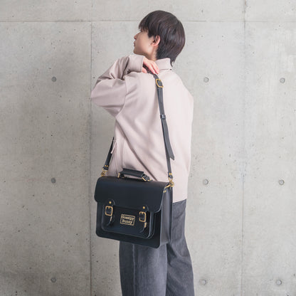 Roavan（ローバン） Gossipy Bunny（ゴシッピーバニー） HEX CODE（ヘックスコード） 本革サッチェルバッグ。クラシックな英国風デザインに、デジタル時代を象徴するモダンな感性を融合。ブラックレザーと真鍮パーツが輝く、通勤・通学・日常使いに適した日本製レザーバッグ。