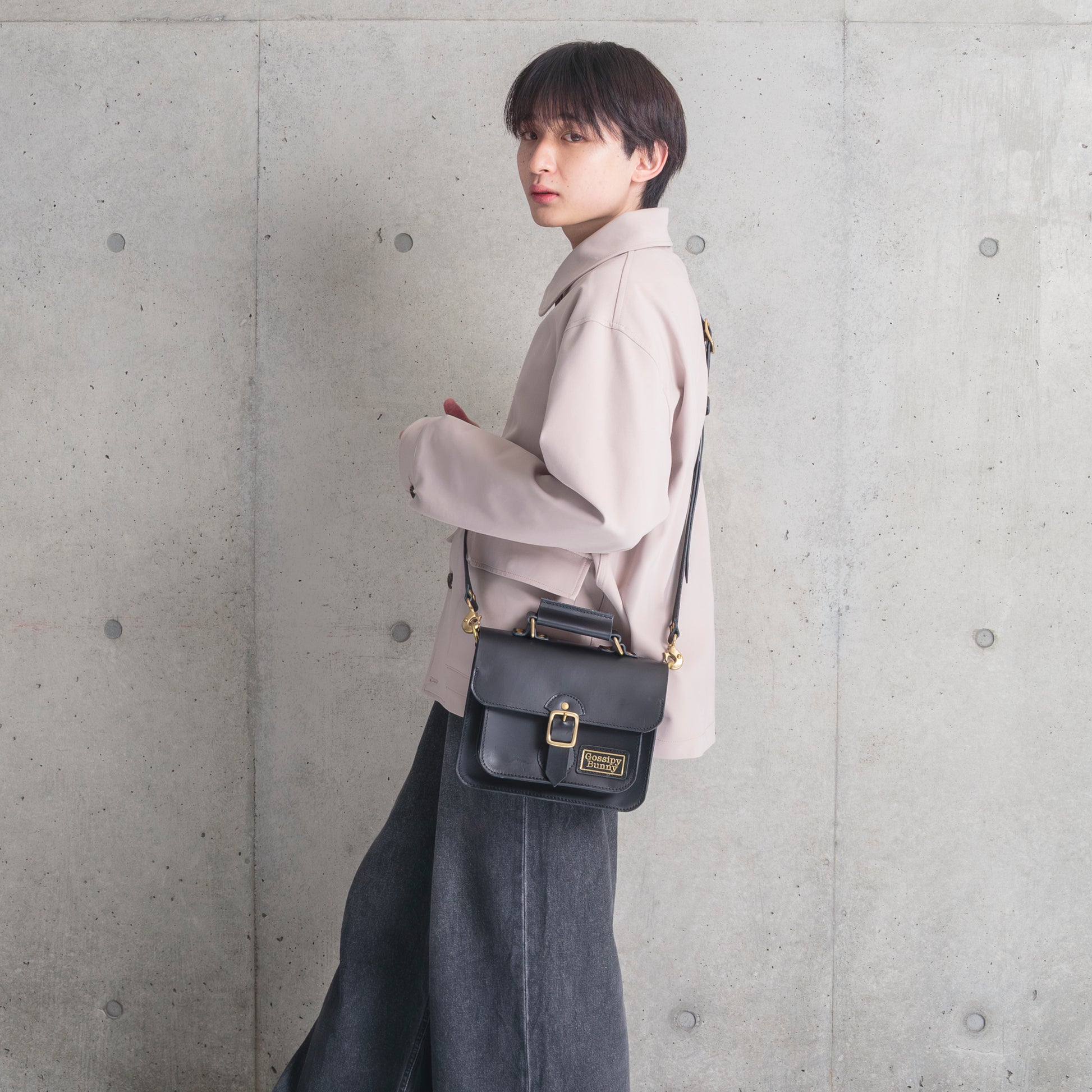 Roavan（ローバン） Gossipy Bunny（ゴシッピーバニー） Shinovy（シノヴィ） ミニサッチェルバッグ。国産牛革と真鍮パーツを使用し、軽くて上品な2way仕様の本革バッグ。普段使いからお出かけまで対応し、使うほどに味わいが深まるエイジングを楽しめます。