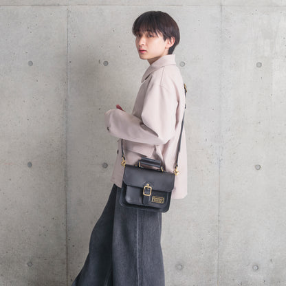 Roavan（ローバン） Gossipy Bunny（ゴシッピーバニー） Shinovy（シノヴィ） ミニサッチェルバッグ。国産牛革と真鍮パーツを使用し、軽くて上品な2way仕様の本革バッグ。普段使いからお出かけまで対応し、使うほどに味わいが深まるエイジングを楽しめます。