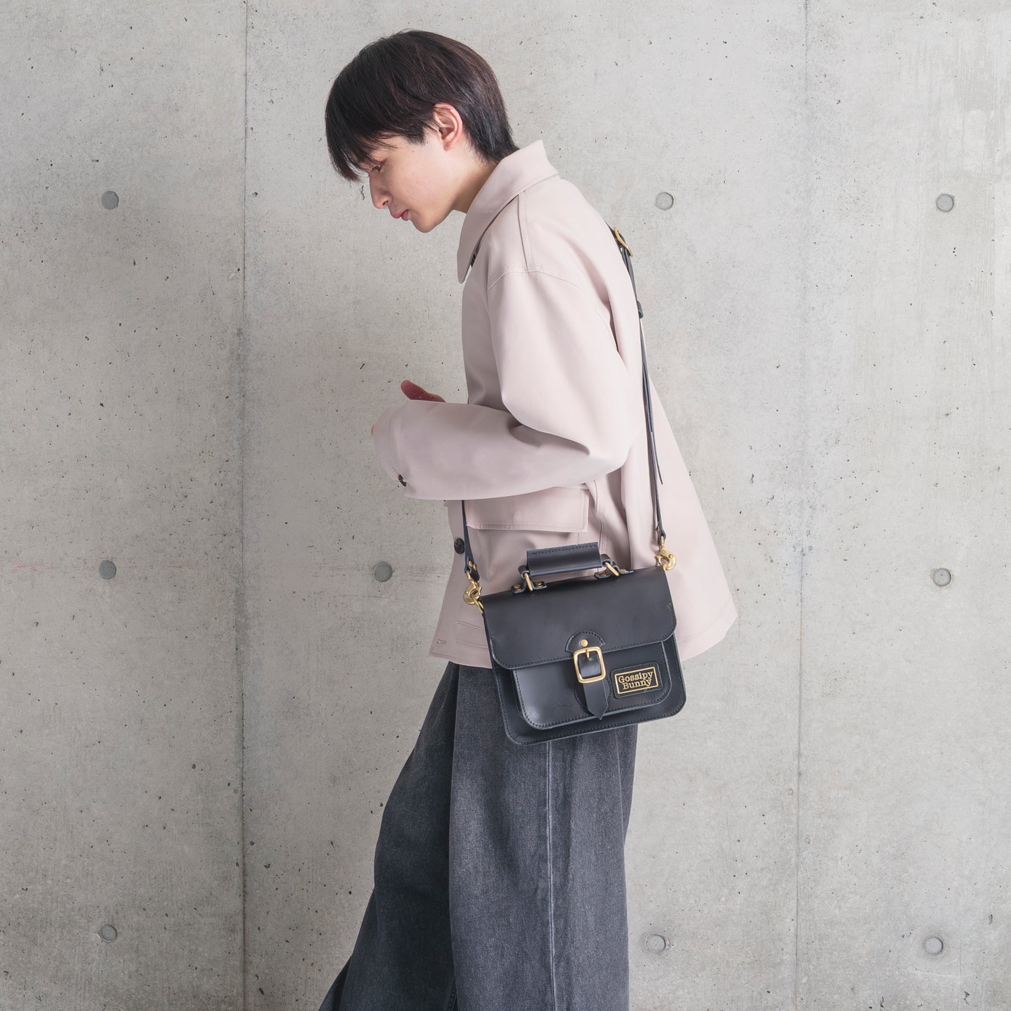 Roavan（ローバン） Gossipy Bunny（ゴシッピーバニー） Shinovy（シノヴィ） ミニサッチェルバッグ。国産牛革と真鍮パーツを使用し、軽くて上品な2way仕様の本革バッグ。普段使いからお出かけまで対応し、使うほどに味わいが深まるエイジングを楽しめます。