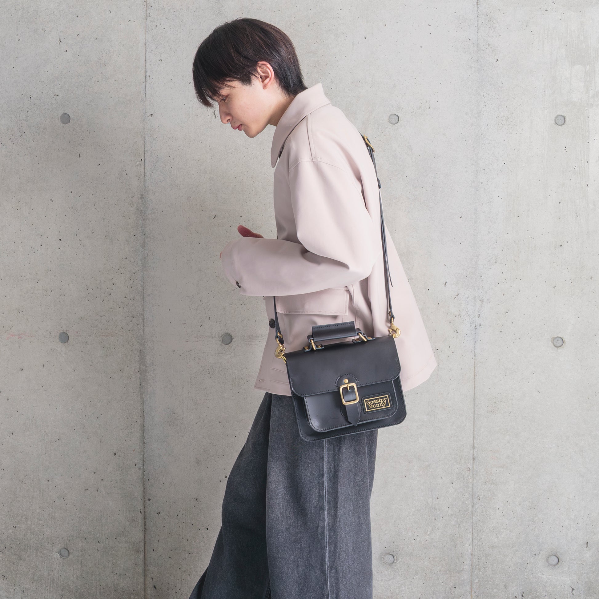 Roavan（ローバン） Gossipy Bunny（ゴシッピーバニー） Shinovy（シノヴィ） ミニサッチェルバッグ。国産牛革と真鍮パーツを使用し、軽くて上品な2way仕様の本革バッグ。普段使いからお出かけまで対応し、使うほどに味わいが深まるエイジングを楽しめます。