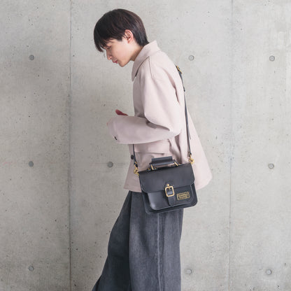 Roavan（ローバン） Gossipy Bunny（ゴシッピーバニー） Shinovy（シノヴィ） ミニサッチェルバッグ。国産牛革と真鍮パーツを使用し、軽くて上品な2way仕様の本革バッグ。普段使いからお出かけまで対応し、使うほどに味わいが深まるエイジングを楽しめます。