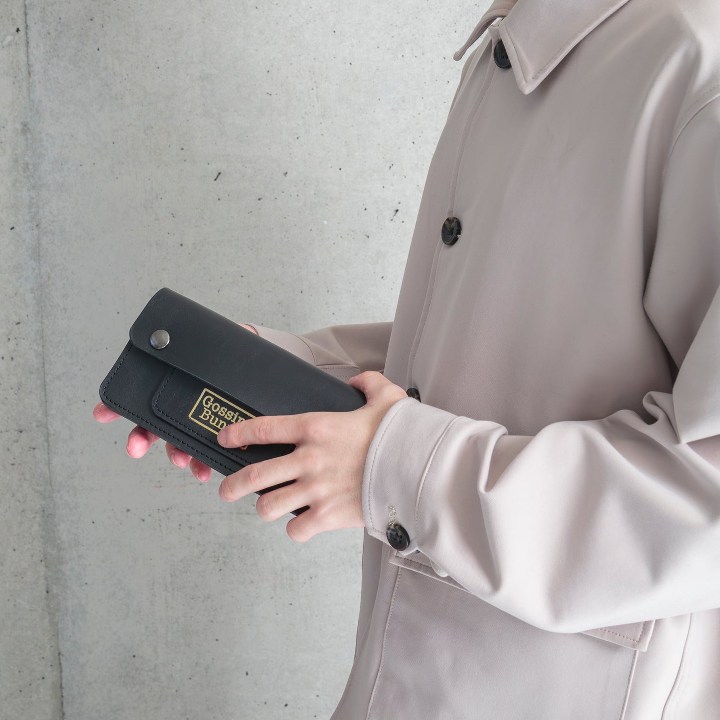 Roavan（ローバン） Gossipy Bunny（ゴシッピーバニー） Sodane（ソダネ） 長財布。国産ブラックレザーを使用し、スリムながら収納力に優れた本革ウォレット。カードやお札を整理しやすく、使うほどに艶が増すエイジングを楽しめる日本製レザーアイテム。