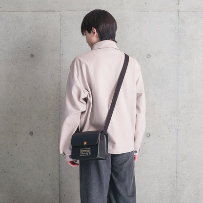 Roavan（ローバン） Gossipy Bunny（ゴシッピーバニー） Toy Box（トイボックス） 本革ショルダーバッグ。ブラックレザーと真鍮パーツを使用し、軽量で使いやすいボックス型デザイン。日常使いから旅行まで活躍する日本製レザーバッグ。