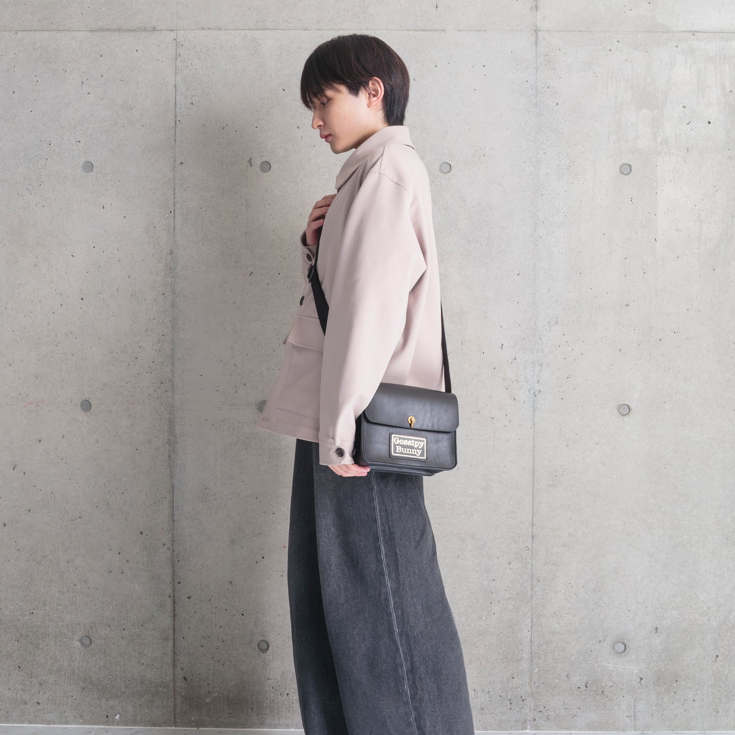 Roavan（ローバン） Gossipy Bunny（ゴシッピーバニー） Toy Box（トイボックス） 本革ショルダーバッグ。ブラックレザーと真鍮パーツを使用し、軽量で使いやすいボックス型デザイン。日常使いから旅行まで活躍する日本製レザーバッグ。