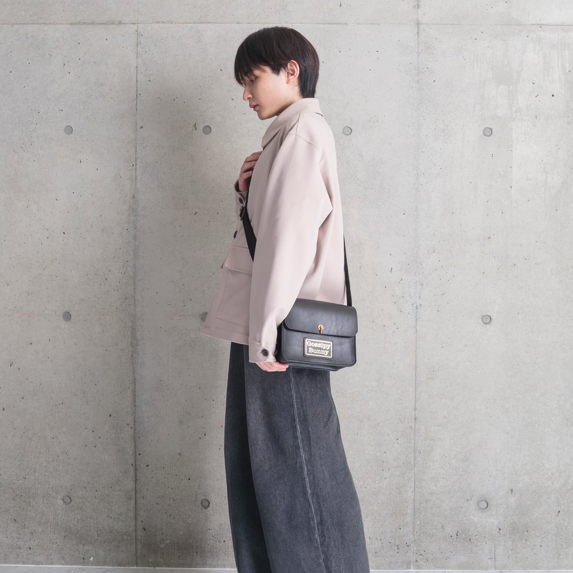 Roavan（ローバン） Gossipy Bunny（ゴシッピーバニー） Toy Box（トイボックス） 本革ショルダーバッグ。ブラックレザーと真鍮パーツを使用し、軽量で使いやすいボックス型デザイン。日常使いから旅行まで活躍する日本製レザーバッグ。