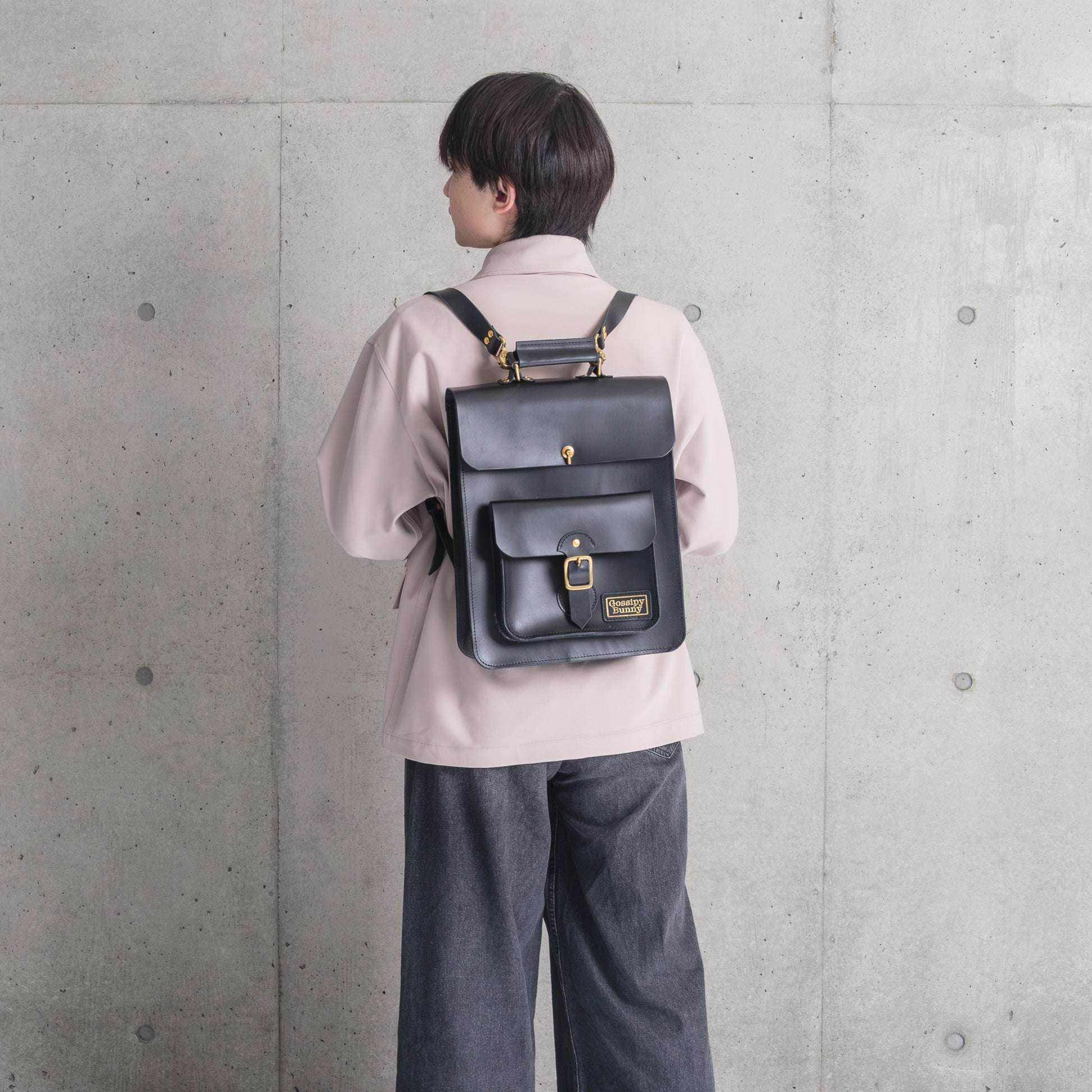 Roavan（ローバン） Gossipy Bunny（ゴシッピーバニー） Vertone（ヴェルトーン） 縦型サッチェルバッグ。縦のラインが美しい個性派デザイン。上質な牛革と真鍮パーツを使用し、使うほどに艶を増すエイジングが楽しめる日本製レザーバッグ。