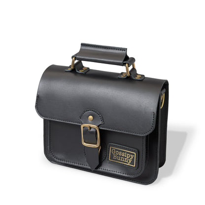 Roavan（ローバン） Gossipy Bunny（ゴシッピーバニー） Shinovy（シノヴィ） ミニサッチェルバッグ。国産牛革と真鍮パーツを使用し、軽くて上品な2way仕様の本革バッグ。普段使いからお出かけまで対応し、使うほどに味わいが深まるエイジングを楽しめます。