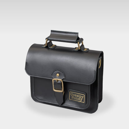 Roavan（ローバン） Gossipy Bunny（ゴシッピーバニー） Shinovy（シノヴィ） ミニサッチェルバッグ。国産牛革と真鍮パーツを使用し、軽くて上品な2way仕様の本革バッグ。普段使いからお出かけまで対応し、使うほどに味わいが深まるエイジングを楽しめます。