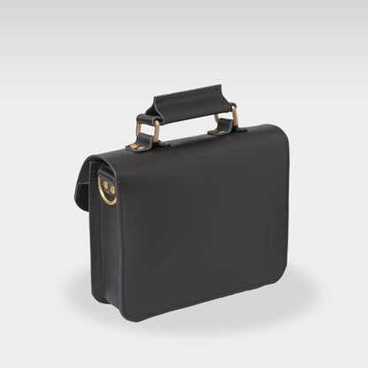 Roavan（ローバン） Gossipy Bunny（ゴシッピーバニー） Shinovy（シノヴィ） ミニサッチェルバッグ。国産牛革と真鍮パーツを使用し、軽くて上品な2way仕様の本革バッグ。普段使いからお出かけまで対応し、使うほどに味わいが深まるエイジングを楽しめます。