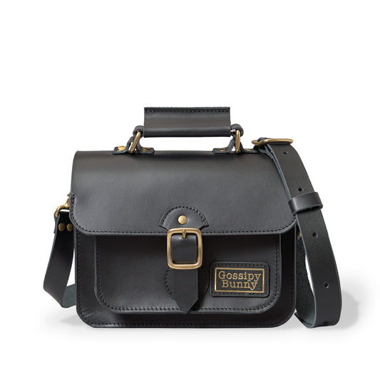 Roavan（ローバン） Gossipy Bunny（ゴシッピーバニー） Shinovy（シノヴィ） ミニサッチェルバッグ。国産牛革と真鍮パーツを使用し、軽くて上品な2way仕様の本革バッグ。普段使いからお出かけまで対応し、使うほどに味わいが深まるエイジングを楽しめます。