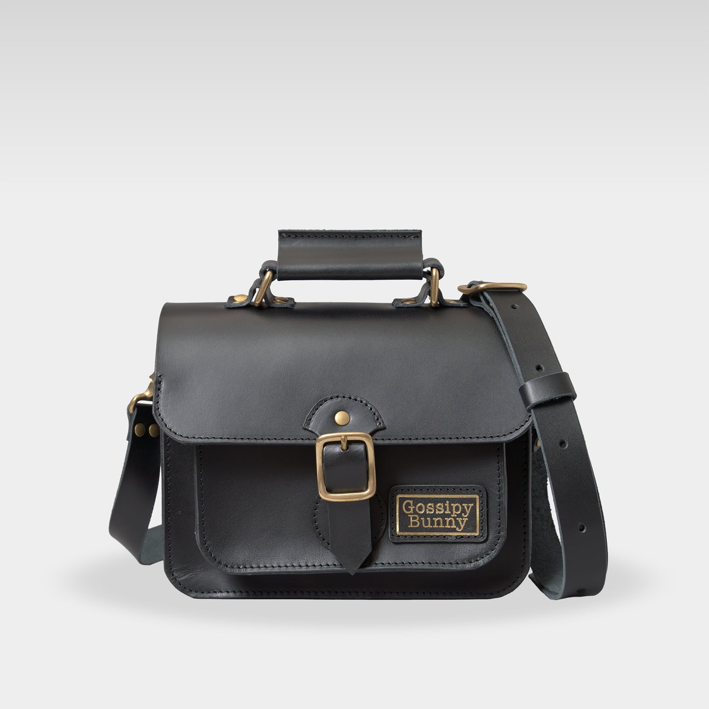 Roavan（ローバン） Gossipy Bunny（ゴシッピーバニー） Shinovy（シノヴィ） ミニサッチェルバッグ。国産牛革と真鍮パーツを使用し、軽くて上品な2way仕様の本革バッグ。普段使いからお出かけまで対応し、使うほどに味わいが深まるエイジングを楽しめます。