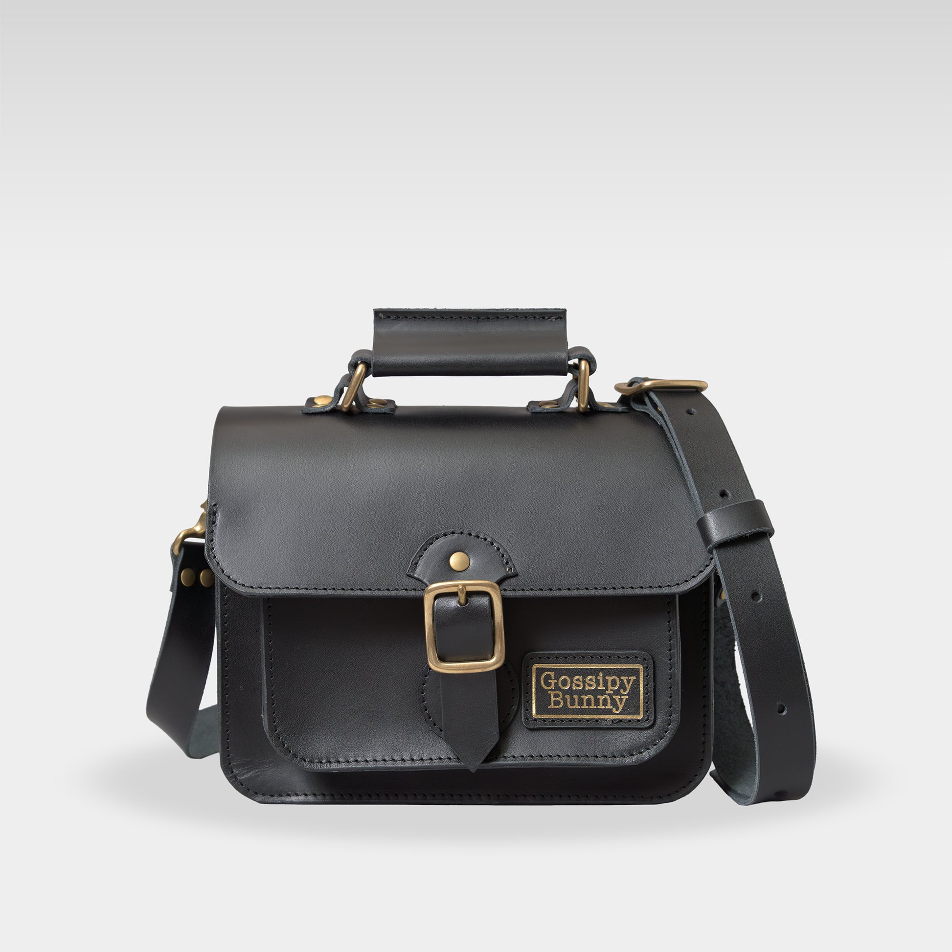 Roavan（ローバン） Gossipy Bunny（ゴシッピーバニー） Shinovy（シノヴィ） ミニサッチェルバッグ。国産牛革と真鍮パーツを使用し、軽くて上品な2way仕様の本革バッグ。普段使いからお出かけまで対応し、使うほどに味わいが深まるエイジングを楽しめます。