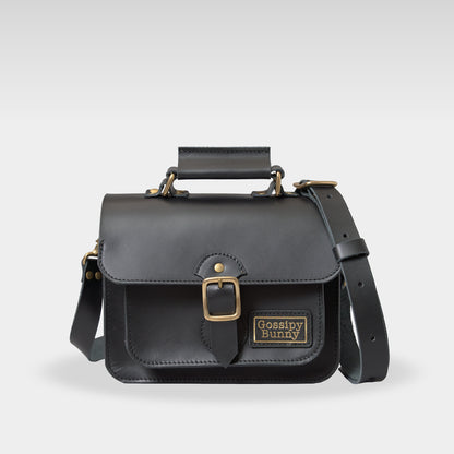 Roavan（ローバン） Gossipy Bunny（ゴシッピーバニー） Shinovy（シノヴィ） ミニサッチェルバッグ。国産牛革と真鍮パーツを使用し、軽くて上品な2way仕様の本革バッグ。普段使いからお出かけまで対応し、使うほどに味わいが深まるエイジングを楽しめます。