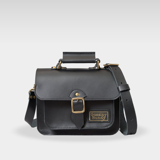 Roavan（ローバン） Gossipy Bunny（ゴシッピーバニー） Shinovy（シノヴィ） ミニサッチェルバッグ。国産牛革と真鍮パーツを使用し、軽くて上品な2way仕様の本革バッグ。普段使いからお出かけまで対応し、使うほどに味わいが深まるエイジングを楽しめます。