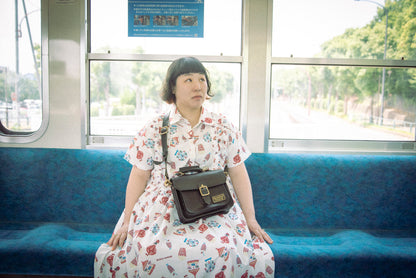 Roavan（ローバン） Gossipy Bunny（ゴシッピーバニー） Shinovy（シノヴィ） ミニサッチェルバッグ。国産牛革と真鍮パーツを使用し、軽くて上品な2way仕様の本革バッグ。普段使いからお出かけまで対応し、使うほどに味わいが深まるエイジングを楽しめます。