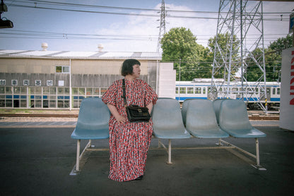 Roavan（ローバン） Gossipy Bunny（ゴシッピーバニー） Shinovy（シノヴィ） ミニサッチェルバッグ。国産牛革と真鍮パーツを使用し、軽くて上品な2way仕様の本革バッグ。普段使いからお出かけまで対応し、使うほどに味わいが深まるエイジングを楽しめます。