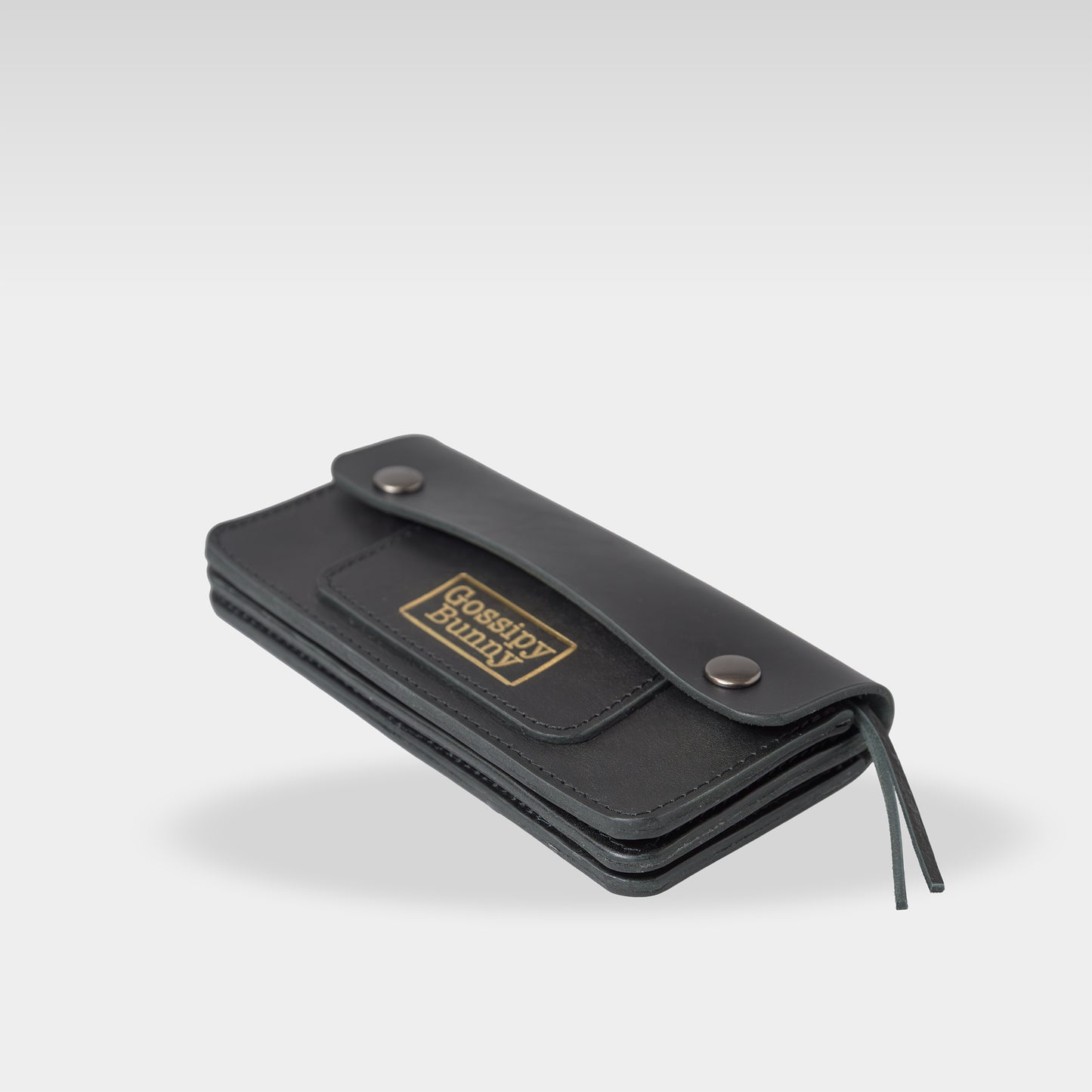 Roavan（ローバン） Gossipy Bunny（ゴシッピーバニー） Sodane（ソダネ） 長財布。国産ブラックレザーを使用し、スリムながら収納力に優れた本革ウォレット。カードやお札を整理しやすく、使うほどに艶が増すエイジングを楽しめる日本製レザーアイテム。