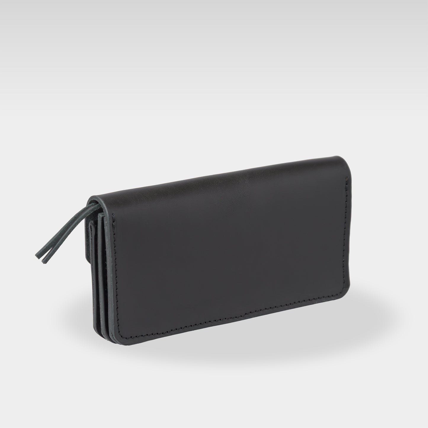 Roavan（ローバン） Gossipy Bunny（ゴシッピーバニー） Sodane（ソダネ） 長財布。国産ブラックレザーを使用し、スリムながら収納力に優れた本革ウォレット。カードやお札を整理しやすく、使うほどに艶が増すエイジングを楽しめる日本製レザーアイテム。